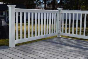 White,vinyl,fence,on,deck