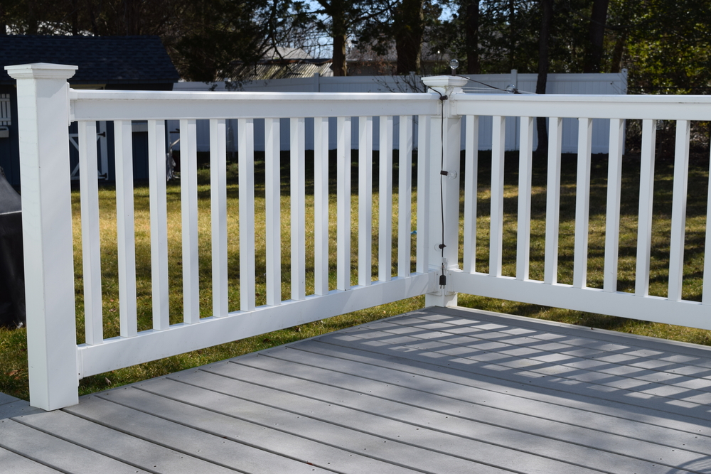 Backyard,deck,and,vinyl,fence,railing