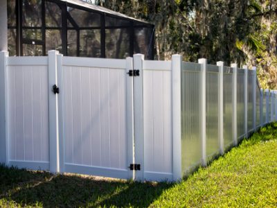 Solid,privacy,vinyl,fence,with,gate