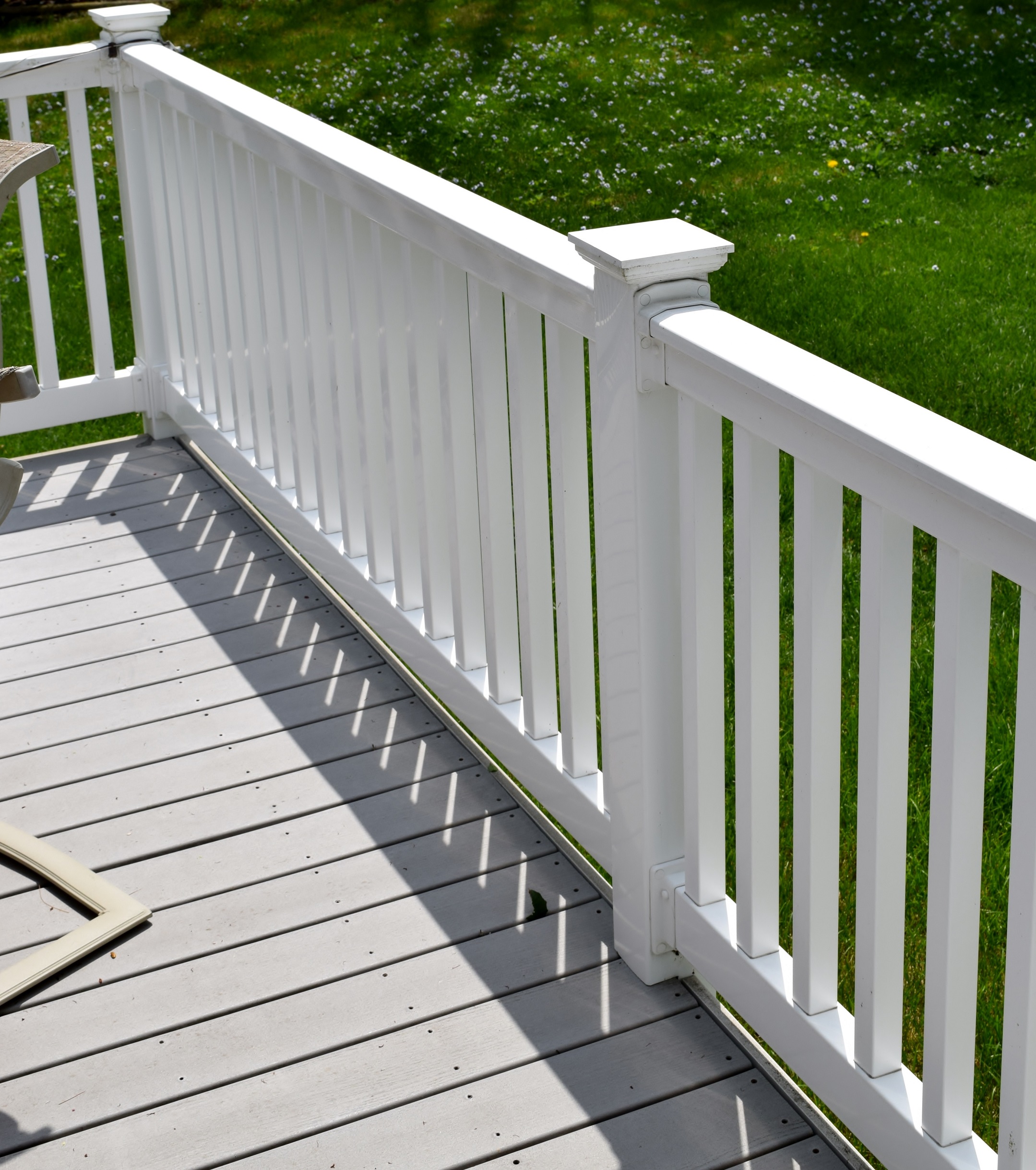 White,vinyl,fence,and,deck